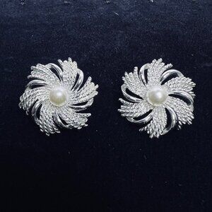 Vintage Sarah Coventry Silver Tone And Faux Pearl Spiral Clip On Earrings (5658)